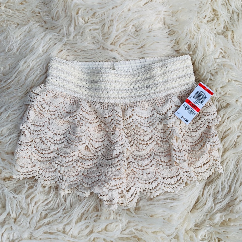 ❀ CREAM CROCHET SHORTS NWT ❀